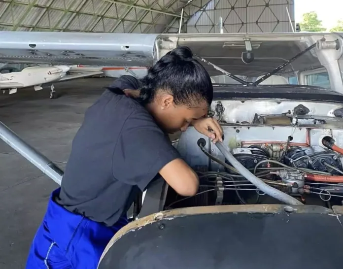 Dominicana becada en ciencias aeronáuticas en ee.uu. dice puede perder semestre por falta de pago